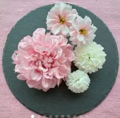 ピーチピンクダリアに白のピンポンマムとピンクのジニアの髪飾り