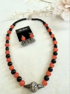 【新作】オレンジと黒のビーズネックレスとイヤリングセット