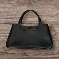 黒の合皮ハンドバッグ