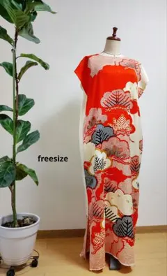 着物リメイク♦振袖ドレス正絹ショールベルト付き♦松の柄赤freesize金彩絞り