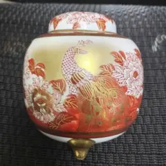九谷焼 香炉 赤尾山道善寺 金色の花柄 孔雀の陶器装飾品