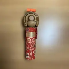 こけし 赤地花柄着物