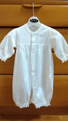 ベビーのセレモニーウェアとお帽子付き