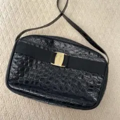 【中古美品】フェラガモ　ブラックショルダーバッグ