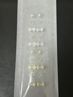 ハンドメイド　耳ツボジュエリー　シール　パール　リボン　白　クリーム