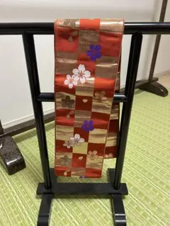 美品 半幅帯 ポリエステル 桜・市松模様 赤×金 華やか 長さ368cm
