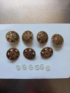装飾的な金色のボタン7個セット