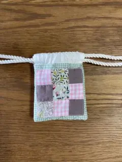 ハンドメイド　四角型ミニミニ巾着　パッチワーク　キルト生地