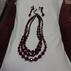 赤いビーズの三重ネックレスとイヤリングセット
