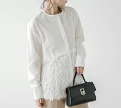 新品タグ付⭐︎半額以下AMELY フリンジ異素材 ふわふわ白シャツ　定価6980円のサムネイル