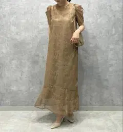 結婚式　お呼ばれ　パーティードレス　ベージュドレスのサムネイル