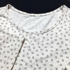 ホワイト 地　黒小さな花柄 　長袖 クルーネックシャツ