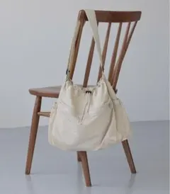 ハッスイ８ポケショルダー　　ローリーズファーム　ショルダーバッグ　アイボリー