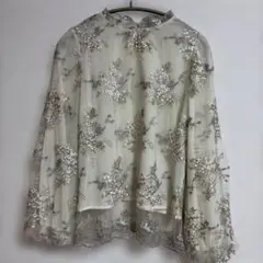 アイボリー 花柄刺繍 フレア袖ブラウス