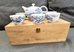 青白い花柄の急須と茶碗セット（中国陶器）