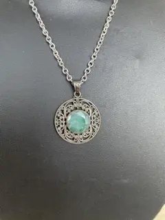 アンティーク調　緑色石装飾ネックレス