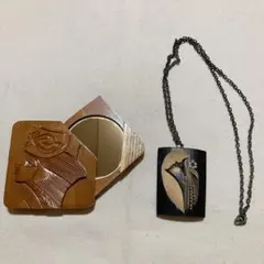 木製彫刻コンパクトミラーとネックレスセット