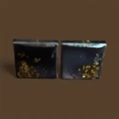 黒と金の正方形スタッドピアス