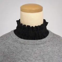 黒いフリル付きつけ襟
