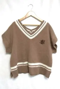 axes femme「アイコン刺繍ニットベスト」