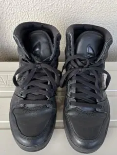 アディダスハイカットスニーカー