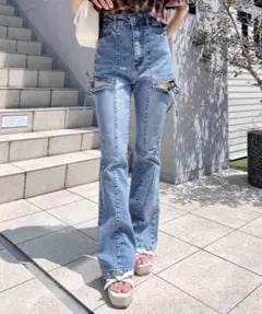 ingni サイドリボンカットアウトフレアデニムパンツ　ブルー