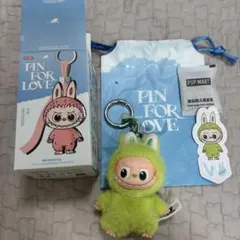 ラブブ イニシャル V THE MONSTERS PIN FOR LOVE
