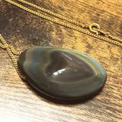黒いペンダント ネックレス（レインボーオブシディアンだと思われる）