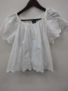 (13) GAP 刺繍入りホワイトブラウス 半袖