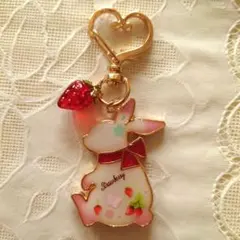 UVレジン/ハンドメイド/うさぎのバッグチャーム/キーホルダー/いちご