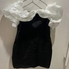 フリル付きオフショルダードレス 黒と白