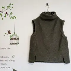 ミームセレクト /フェイクウールボアハイネックベスト 深緑 F