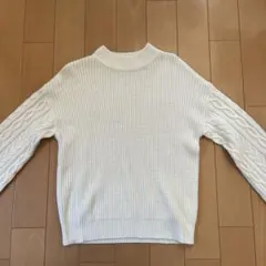 アイボリー ケーブル編み タートルネックニット GU