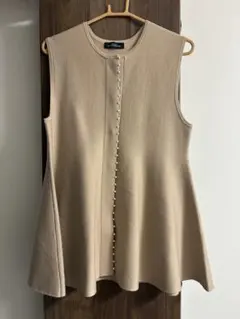 グリーンレーベルリラクシング　 フェイクパール付き　ペプラム ジレ ニット