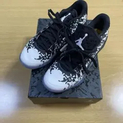 Jordan ブラック/ホワイト スニーカー