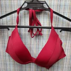 赤いビキニセットと花柄カバーアップ