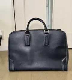 フジタカ鞄。ネイビーのレザー製で、ジッパー付きのデザインが特徴的なバッグ。