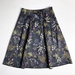 美品　AMACA　アマカ　ボタニカル　フラワープリント　タックフレアスカート　黒のサムネイル