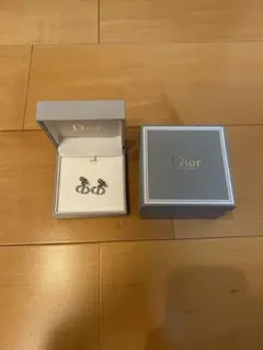 Dior ロゴ ピアス　シルバー　刻印のサムネイル