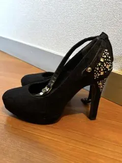 ブラックハイヒール ストラップ付き ビジュー装飾