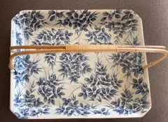 青白花柄陶器トレイ 竹製ハンドル付き