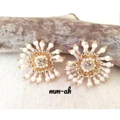 マットホワイトパールお花モチーフ刺繍ピアス