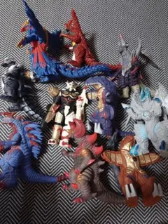 ウルトラマンコスモス怪獣ソフビ 17体セット - メルカリ