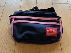 Manhattan-Voltage ボディバッグ ネイビー/ピンク