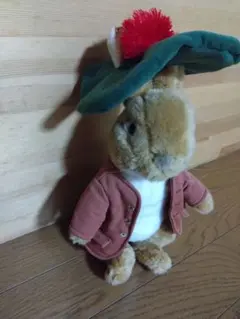 ピーターラビット　ウサギのぬいぐるみ 緑色の帽子付き