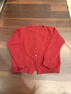 赤の長袖カーディガン