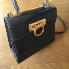 フェラガモ レザー ショルダーバッグ 黒 金具