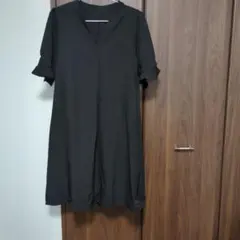 黒のVネック半袖カットソーワンピース