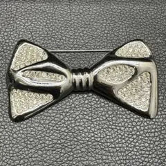 ヴィンテージニナリッチリボン型ブローチ ストーン装飾付き