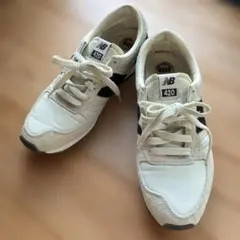 New Balance 420 ベージュ/ブラック スニーカー